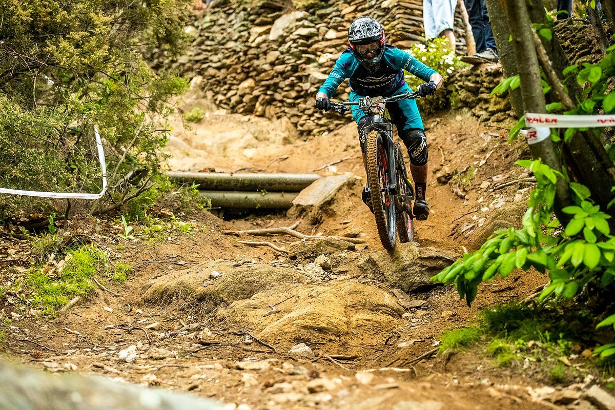 Im Training hatte ich noch einiges zu hadern auf der dritten Stage aber im Rennen gelingt es mir auf den rutschigen Felsen einen kühlen Kopf zu bewahren und abermals einen zweiten Stage-Rang einzufahren. Im Training hatte ich noch einiges zu hadern auf der dritten Stage aber im Rennen gelingt es mir auf den rutschigen Felsen einen kühlen Kopf zu bewahren und abermals einen zweiten Stage-Rang einzufahren.