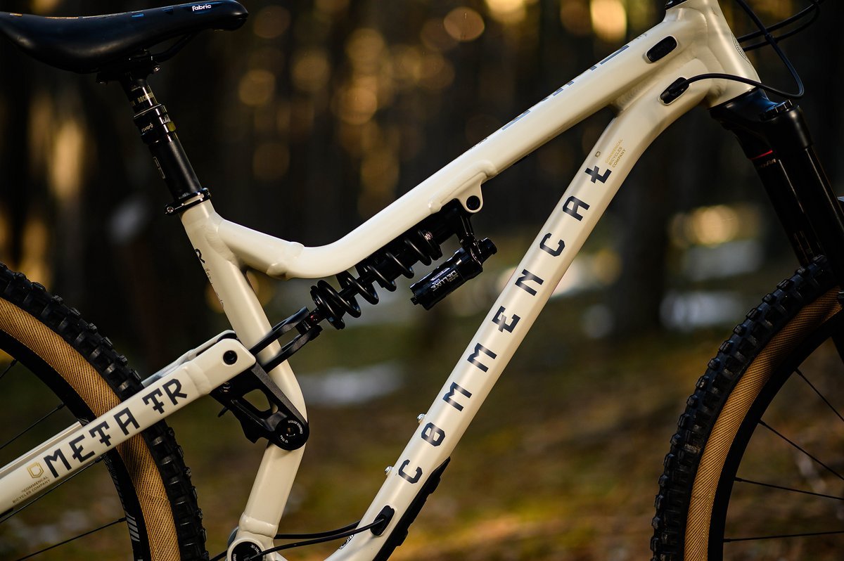 Kernstück des Meta TR SX ist der RockShox Super Deluxe Coil-Dämpfer, der dank verlängertem Hub 140 mm Federweg aus dem Rahmen kitzelt. Kernstück des Meta TR SX ist der RockShox Super Deluxe Coil-Dämpfer, der dank verlängertem Hub 140 mm Federweg aus dem Rahmen kitzelt.