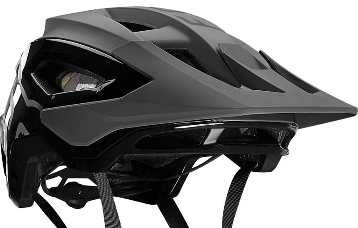 Der neue Fox Speedframe-Helm soll sich an Trailbiker richten und mit einem hohen Komfort sowie einer ausgezeichneten Belüftung begeistern. Der neue Fox Speedframe-Helm soll sich an Trailbiker richten und mit einem hohen Komfort sowie einer ausgezeichneten Belüftung begeistern.