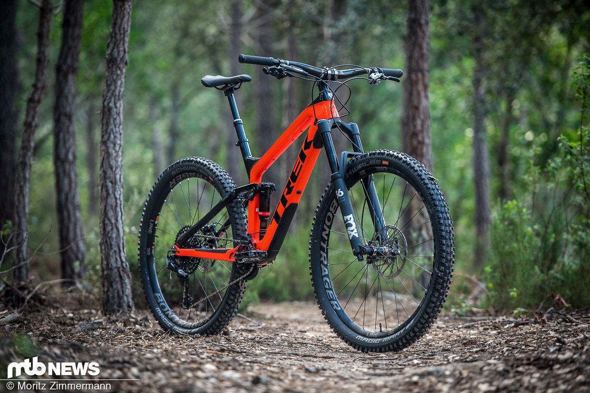 Das Trek Slash 9.8 wird eher keine Preise für seine Uphill-Performance einkassieren, kann jedoch mit seinem potenten Fahrwerk und seiner Geschwindigkeit auf dem Weg nach unten beeindrucken. Das Trek Slash 9.8 wird eher keine Preise für seine Uphill-Performance einkassieren, kann jedoch mit seinem potenten Fahrwerk und seiner Geschwindigkeit auf dem Weg nach unten beeindrucken.