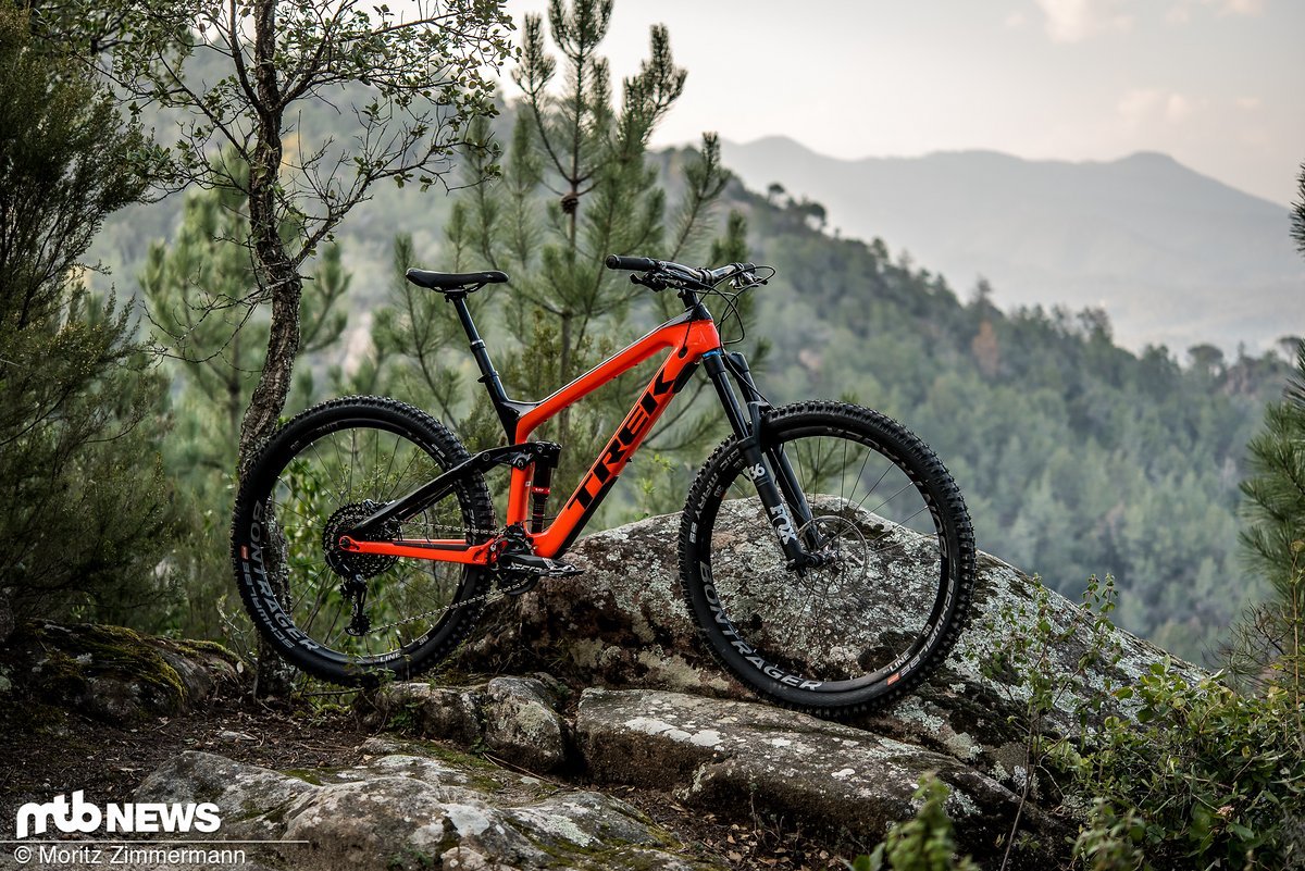 Das Trek Slash 9.8 ist die aktuelle Enduro-Maschine des amerikanischen Herstellers und wandert beim Händler des Vertrauens für 5.499 € über die Ladentheke Das Trek Slash 9.8 ist die aktuelle Enduro-Maschine des amerikanischen Herstellers und wandert beim Händler des Vertrauens für 5.499 € über die Ladentheke