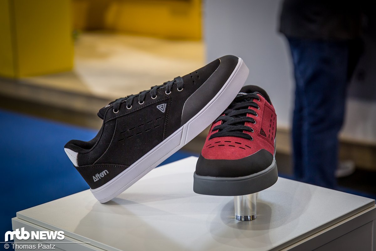 Der Flatpedal-Schuh Afton Keegan soll mit hohem Tragekomfort, einer griffigen Sohle und einem lässigen Skater-Look punkten. Der Flatpedal-Schuh Afton Keegan soll mit hohem Tragekomfort, einer griffigen Sohle und einem lässigen Skater-Look punkten.