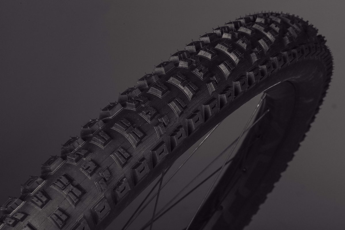 Der Specialized Eliminator-Reifen soll sich bestens für lose Böden eignen und damit etwas aggressiver als der bekannte Butcher ausfallen. Der Specialized Eliminator-Reifen soll sich bestens für lose Böden eignen und damit etwas aggressiver als der bekannte Butcher ausfallen.