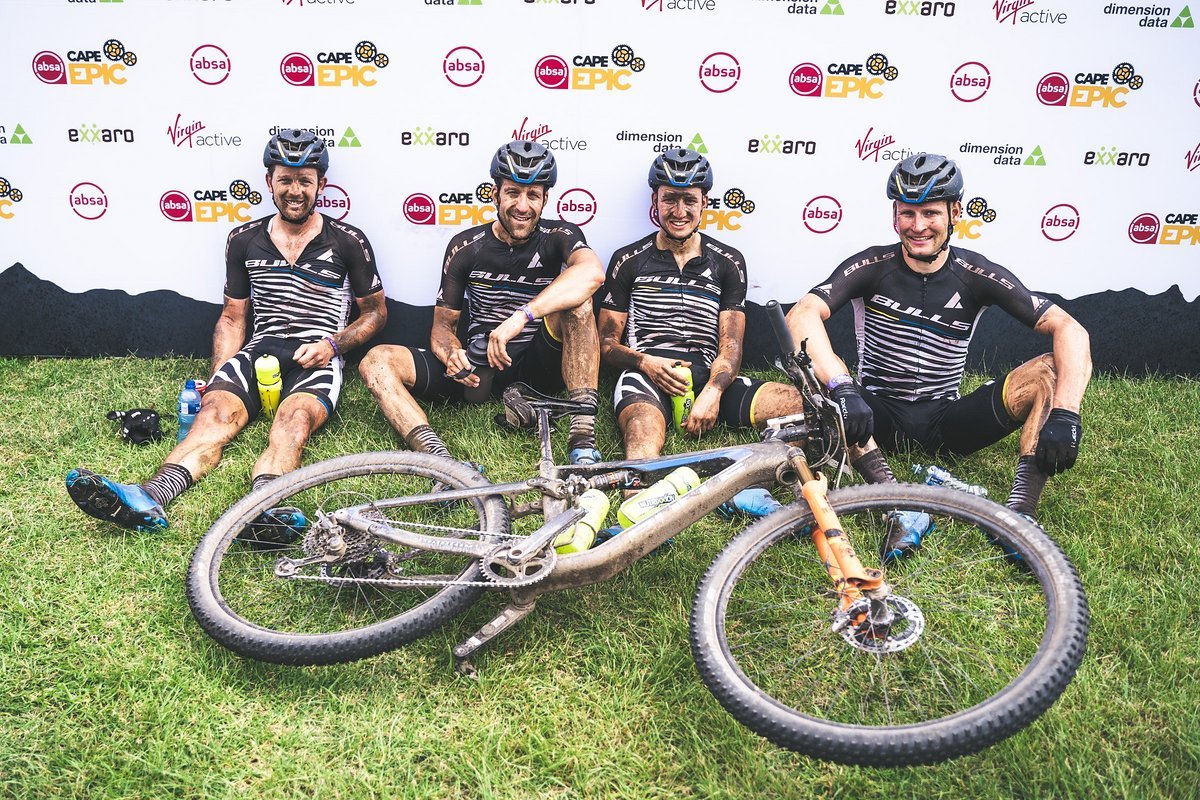 Gezeichnet von der 112 km langen Etappe, aber glücklich - das Team Bulls (von links Platt, Lakata, Stiebjahn, Huber). Gezeichnet von der 112 km langen Etappe, aber glücklich - das Team Bulls (von links Platt, Lakata, Stiebjahn, Huber).