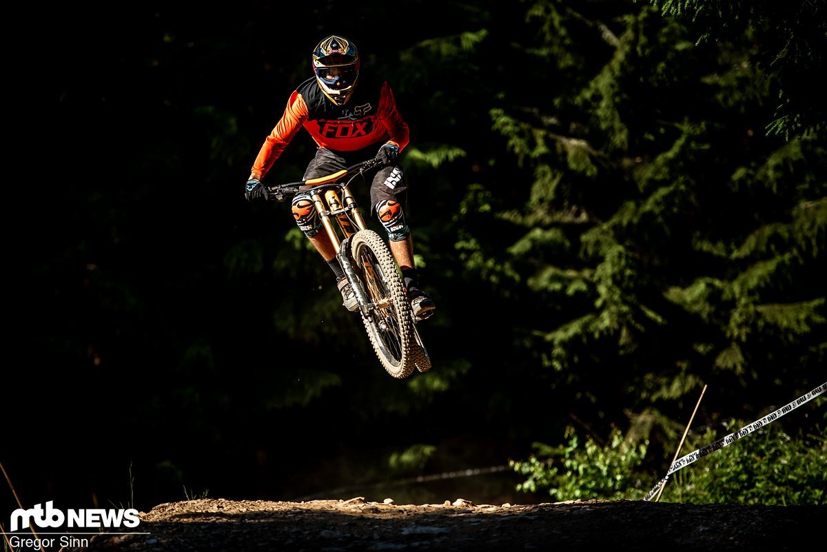 Kaum ein modernes, langes und flaches 29"-Downhill-Bike geht derartig spielerisch und leicht in die Luft wie das Scott Gambler Tuned Kaum ein modernes, langes und flaches 29"-Downhill-Bike geht derartig spielerisch und leicht in die Luft wie das Scott Gambler Tuned