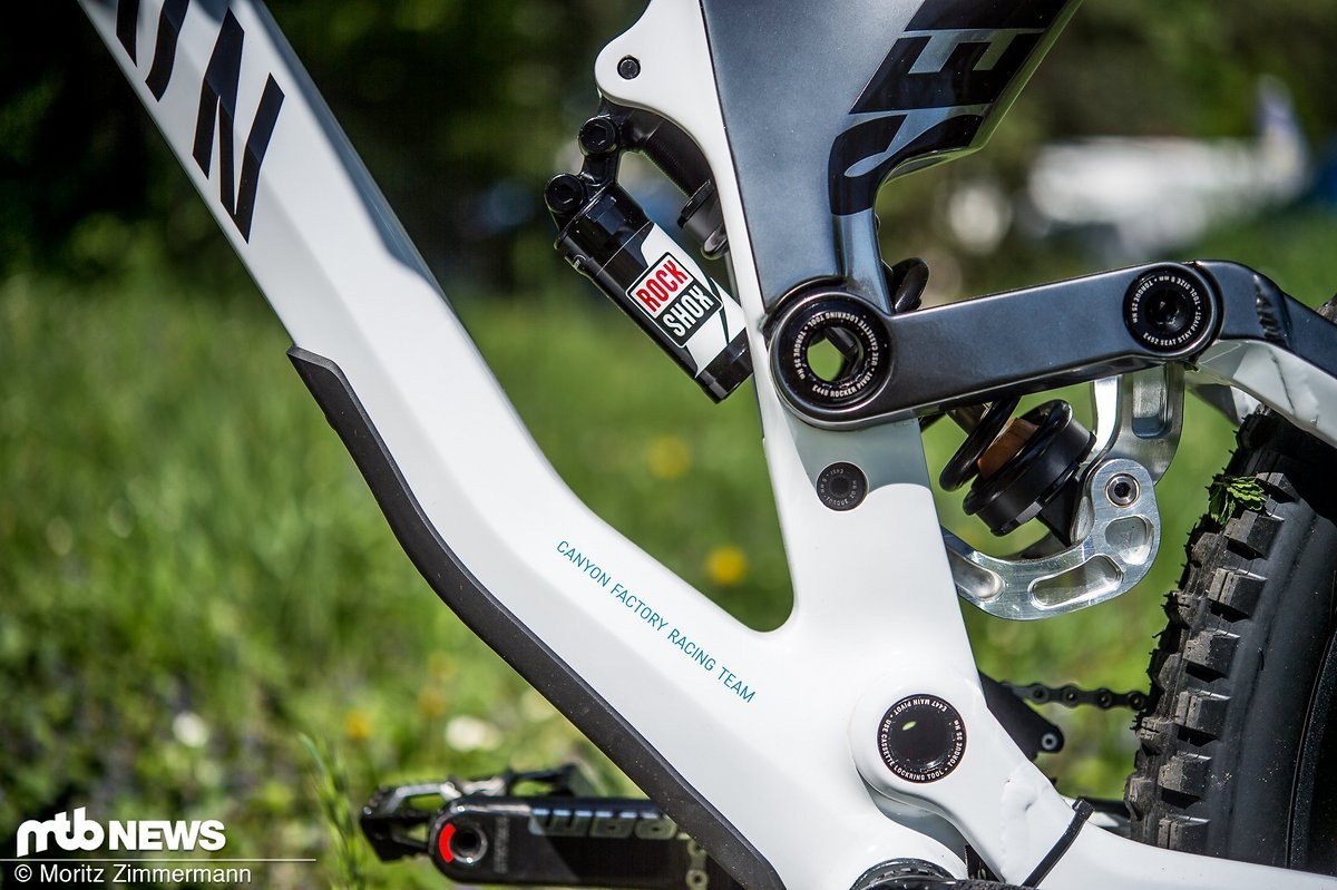 Die aus Aluminium gefertigten Custom-Links senken das Tretlager ab und verbessern die Performance mit Stahlfeder-Dämpfern Die aus Aluminium gefertigten Custom-Links senken das Tretlager ab und verbessern die Performance mit Stahlfeder-Dämpfern
