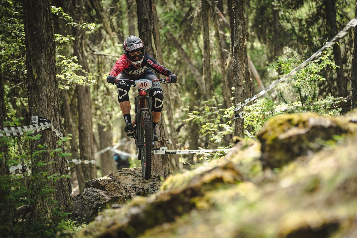 Auf der über 12 min langen Queenstage, Stage 2, wird es nach 10 min Fahrzeit erst so richtig knifflig. Die letzten Fahrminuten auf dem Trail sind eher flach, dafür gespickt mit flow-stehlenden Steinen und eng stehenden Bäumen Auf der über 12 min langen Queenstage, Stage 2, wird es nach 10 min Fahrzeit erst so richtig knifflig. Die letzten Fahrminuten auf dem Trail sind eher flach, dafür gespickt mit flow-stehlenden Steinen und eng stehenden Bäumen