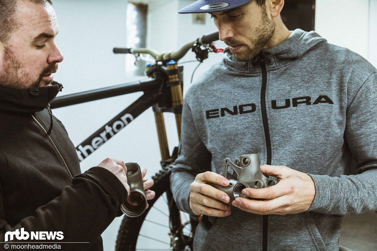 Eines der wichtigsten Elemente der Atherton Bikes sind die 3D-gedruckten Titan-Muffen, die mit Carbon-Rohren verklebt werden Eines der wichtigsten Elemente der Atherton Bikes sind die 3D-gedruckten Titan-Muffen, die mit Carbon-Rohren verklebt werden