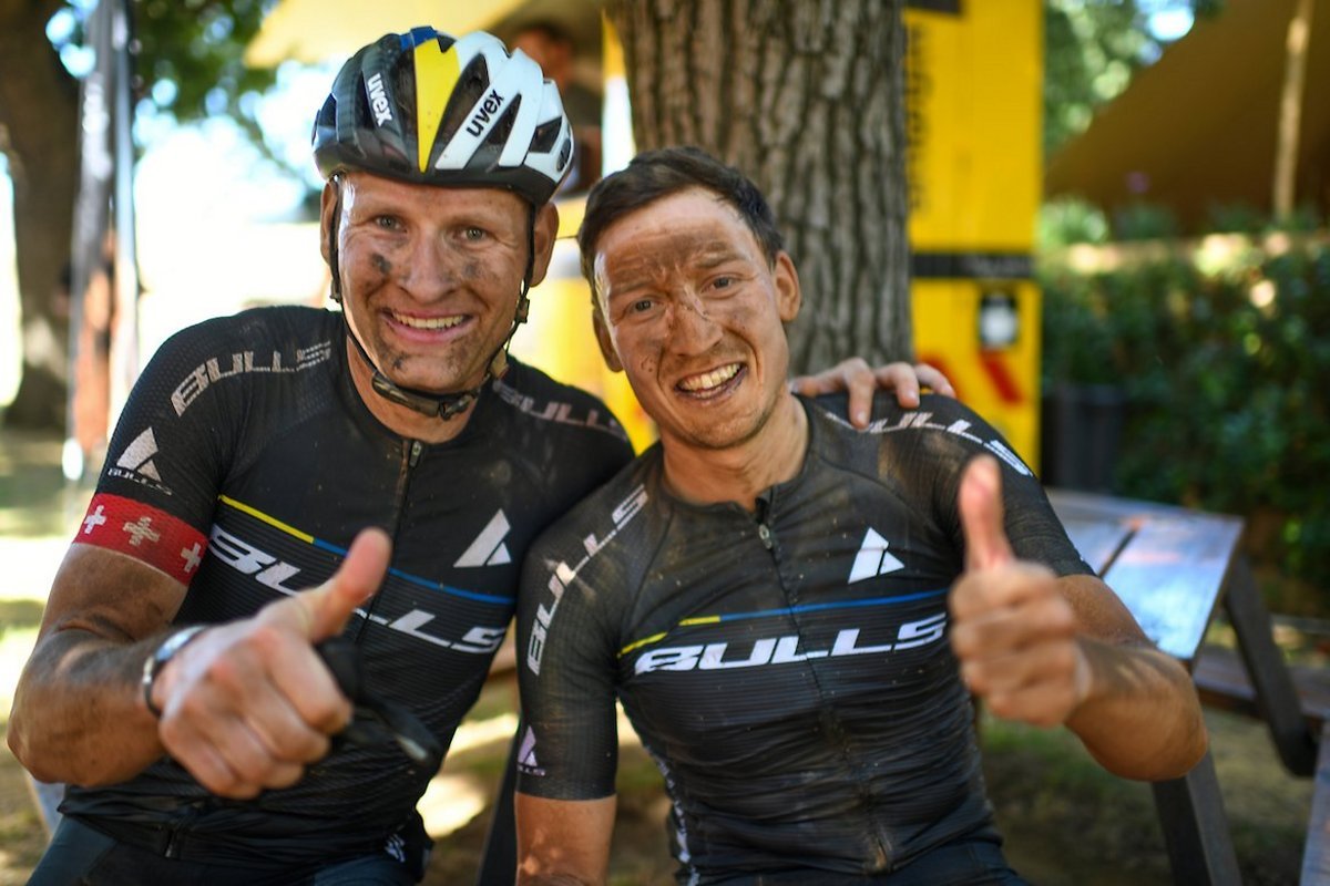 Zusammen mit Urs Huber (links) überzeugte Simon beim Tankwa Trek im Februar. Beim Cape Epic will das Duo auf das Podest! Zusammen mit Urs Huber (links) überzeugte Simon beim Tankwa Trek im Februar. Beim Cape Epic will das Duo auf das Podest!