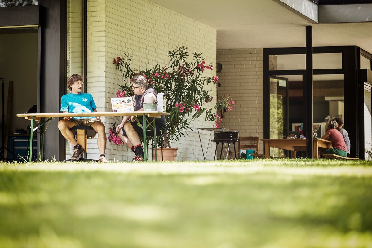Testchef Johannes und Technischer Redakteur Chris bei der Testplanung für 2015. Bei gutem Wetter kann auch mal der Biertisch als Schreibtisch herhalten. Testchef Johannes und Technischer Redakteur Chris bei der Testplanung für 2015. Bei gutem Wetter kann auch mal der Biertisch als Schreibtisch herhalten.