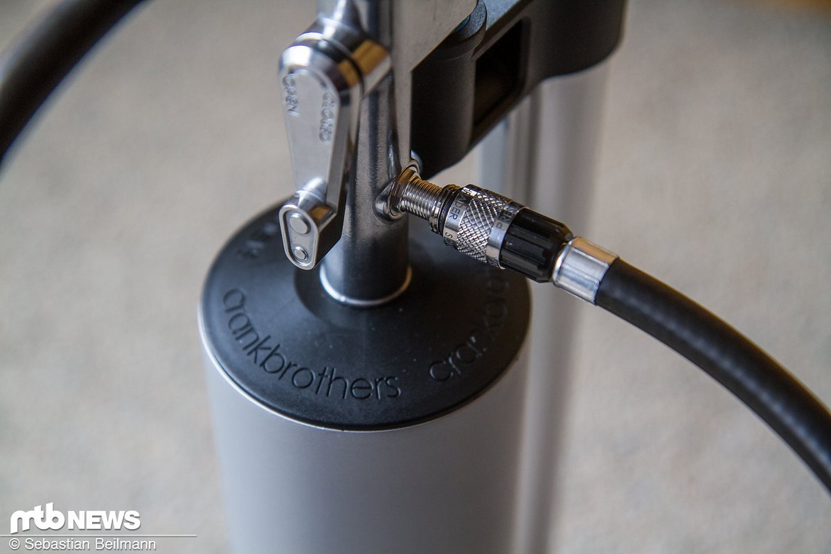 Bei Bedarf lässt sich der Druck im Tubeless-Reservoir prüfen indem man das Manometer auf das dafür vorgesehene Ventil aufschraubt Bei Bedarf lässt sich der Druck im Tubeless-Reservoir prüfen indem man das Manometer auf das dafür vorgesehene Ventil aufschraubt