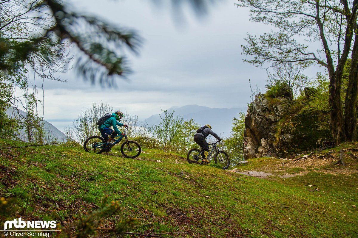 Der Navene Nr. 6 ist ein spaßiger abwechslungsreicher Trail, der immer wieder Einblicke auf den Gardasee gewährt Der Navene Nr. 6 ist ein spaßiger abwechslungsreicher Trail, der immer wieder Einblicke auf den Gardasee gewährt