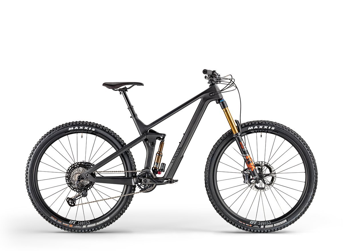 Für 5.999 € steht zudem das auch in schlichtem Schwarz erhältliche Canyon Strive CFR 9.0 mit Fox Factory-Fahrwerk und Shimano XTR-Ausstattung zur Auswahl. Für 5.999 € steht zudem das auch in schlichtem Schwarz erhältliche Canyon Strive CFR 9.0 mit Fox Factory-Fahrwerk und Shimano XTR-Ausstattung zur Auswahl.