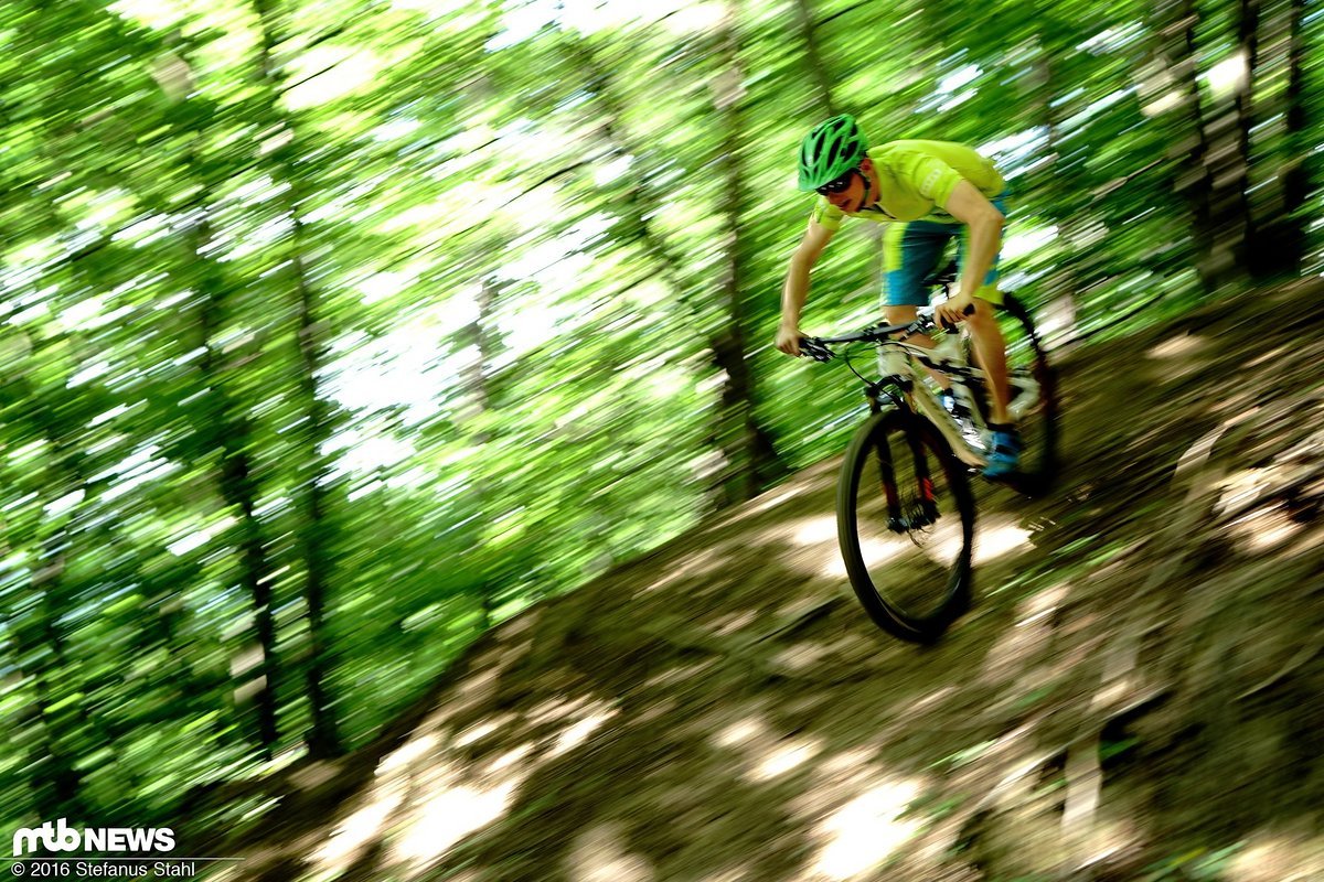 Macht Cross Country Rennfahrer glücklich: Die XTR Race lässt sich sehr gut dosieren und das sie weniger bissig ist als andere Bremsen, muss kein Nachteil sein Macht Cross Country Rennfahrer glücklich: Die XTR Race lässt sich sehr gut dosieren und das sie weniger bissig ist als andere Bremsen, muss kein Nachteil sein