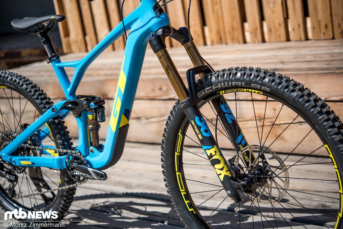 An der Front des abgebildeten GT Force Carbon Pro stellt eine Fox 36 Factory-Federgabel 160 mm Federweg zur Verfügung. An der Front des abgebildeten GT Force Carbon Pro stellt eine Fox 36 Factory-Federgabel 160 mm Federweg zur Verfügung.