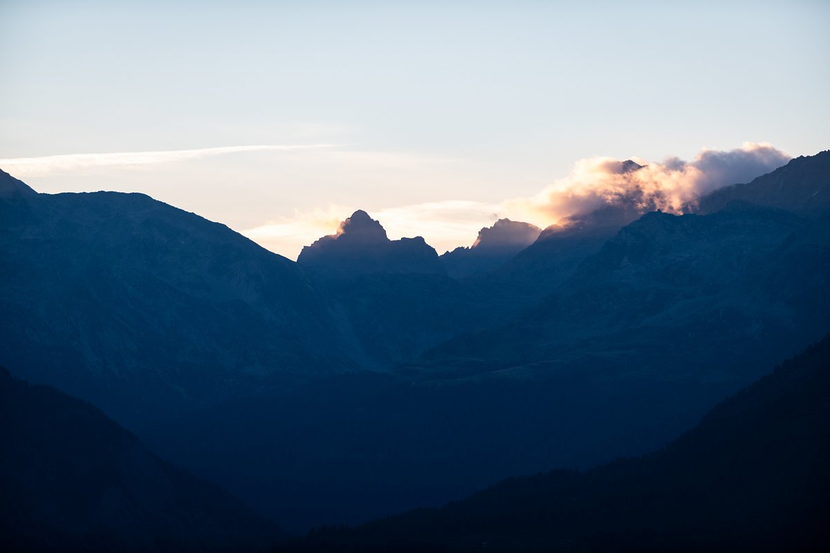Neuer Tag - Wechsel der Talseite: Die Fahrer fuhren auf der zweiten Etappe von Bettmeralp nach Grächen Neuer Tag - Wechsel der Talseite: Die Fahrer fuhren auf der zweiten Etappe von Bettmeralp nach Grächen