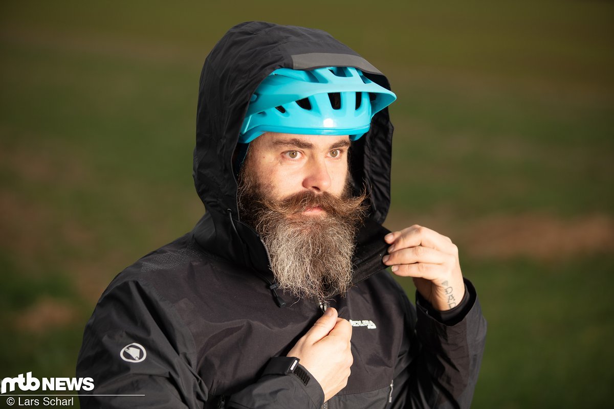 Die Kapuze ist etwas enger, passt aber gut über den Helm Die Kapuze ist etwas enger, passt aber gut über den Helm