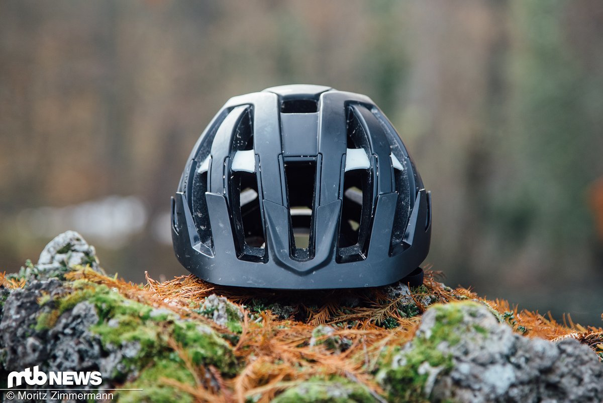 24 Belüftungsöffnungen sollen dafür sorgen, dass man auf dem Trail einen kühlen Kopf bewahrt 24 Belüftungsöffnungen sollen dafür sorgen, dass man auf dem Trail einen kühlen Kopf bewahrt