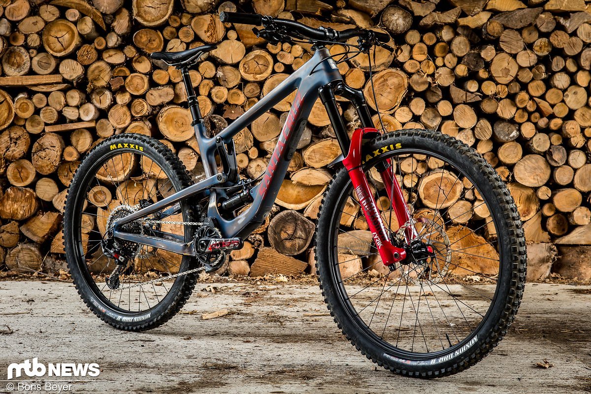 Mitch setzt für die EWS-Saison – und die meisten anderen seiner Stunts – auf ein reguläres, blaues Santa Cruz Nomad in Größe M Mitch setzt für die EWS-Saison – und die meisten anderen seiner Stunts – auf ein reguläres, blaues Santa Cruz Nomad in Größe M