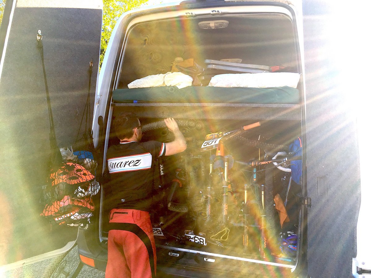 Luxus: Unser Shuttle zum Start der Etappe. Hui, bin ich froh muss ich nicht den ganzen Weg dahin mit dem Bike bewältigen. Luxus: Unser Shuttle zum Start der Etappe. Hui, bin ich froh muss ich nicht den ganzen Weg dahin mit dem Bike bewältigen.