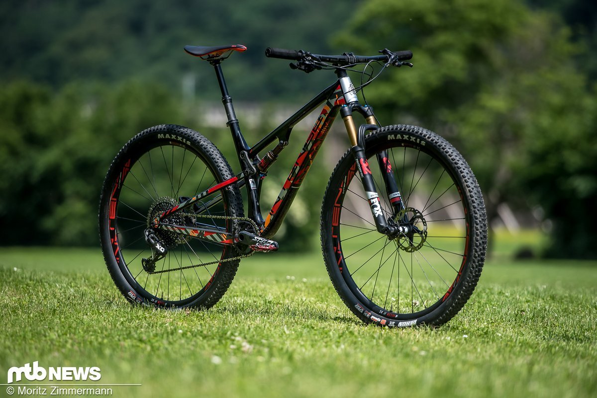 Intense ist eigentlich als Hersteller von edlen Boliden im Downhill- und Enduro-Sektor bekannt. Mit dem Intense Sniper XC wagt sich die Kultfirma aus Kalifornien nun ins Cross Country-Territorium Intense ist eigentlich als Hersteller von edlen Boliden im Downhill- und Enduro-Sektor bekannt. Mit dem Intense Sniper XC wagt sich die Kultfirma aus Kalifornien nun ins Cross Country-Territorium