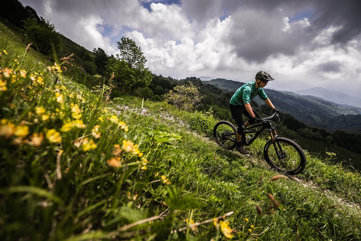 Bergauf konnte uns das Yeti SB165 durchaus überraschen, das neue Bike klettert äußerst effizient und zügig den Berg hinauf. Bergauf konnte uns das Yeti SB165 durchaus überraschen, das neue Bike klettert äußerst effizient und zügig den Berg hinauf.