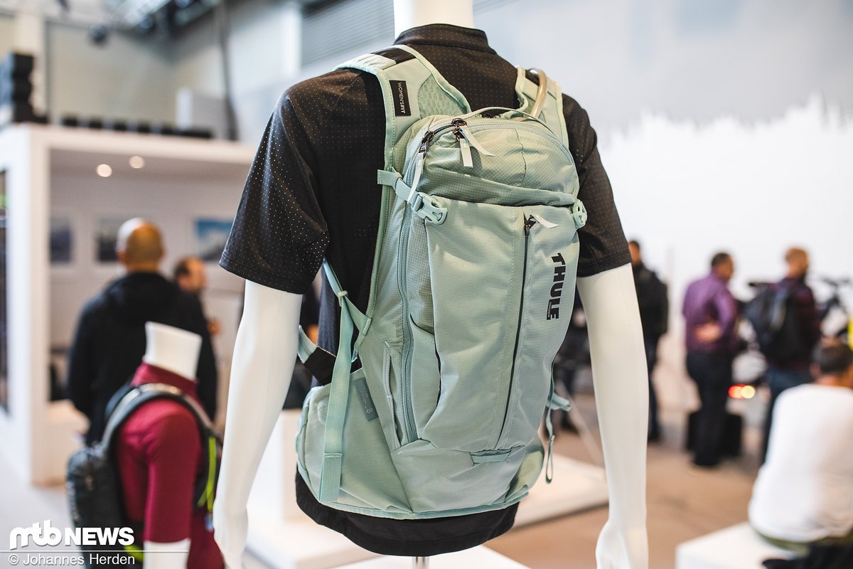 Der Thule Vital-Rucksack ist sowohl in drei Größen von 8 Liter bis 3 Liter Fassungsvermögen als auch in einer speziellen Frauen-Version erhältlich Der Thule Vital-Rucksack ist sowohl in drei Größen von 8 Liter bis 3 Liter Fassungsvermögen als auch in einer speziellen Frauen-Version erhältlich