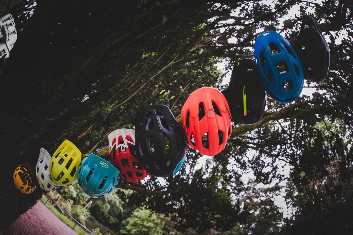 Insgesamt 13 Helme für den Trail- und Enduro-Bereich haben wir über mehrere Monate ausgiebig getestet Insgesamt 13 Helme für den Trail- und Enduro-Bereich haben wir über mehrere Monate ausgiebig getestet
