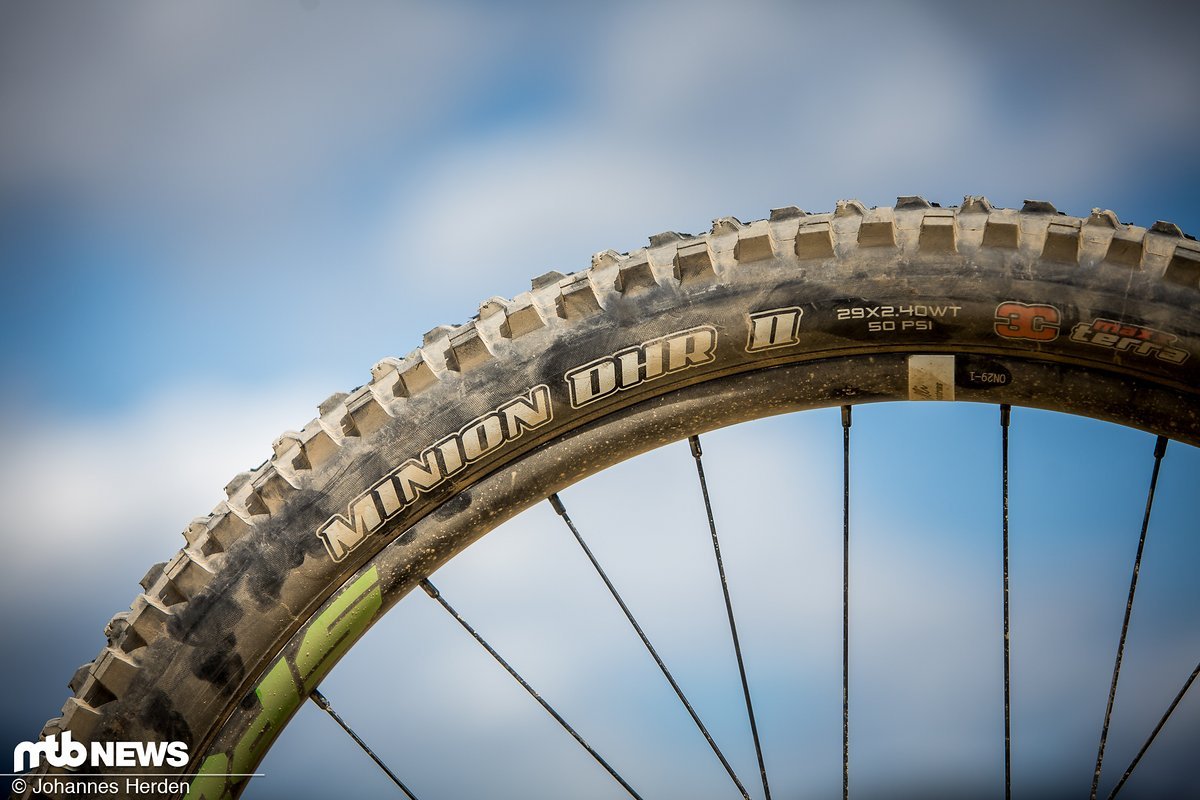 Hinten fährt Rob einen Maxxis Minion DHR II-Reifen mit 3C MaxxTerra-Gummimischung und Exo-Karkasse. Hinten fährt Rob einen Maxxis Minion DHR II-Reifen mit 3C MaxxTerra-Gummimischung und Exo-Karkasse.