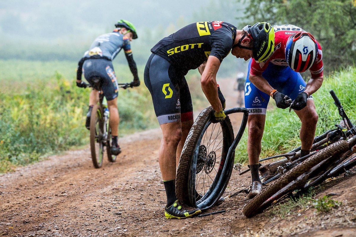 Schon früh im Rennen wurden die Scott-SRAM Young Guns durch einen Plattfuß zurückgeworfen - später mussten sie aufgrund einer Verletzung bei Andri Frischknecht das Rennen komplettt aufgeben Schon früh im Rennen wurden die Scott-SRAM Young Guns durch einen Plattfuß zurückgeworfen - später mussten sie aufgrund einer Verletzung bei Andri Frischknecht das Rennen komplettt aufgeben