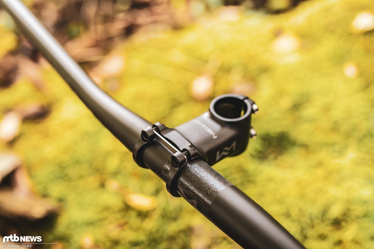 Gut gemacht: Über zwei von hinten eingeschraubte Madenschrauben und eine kleine Platte kann der Newmen Evolution SL 318.2-Vorbau so weit geöffnet werden, dass der Lenker eingeschoben werden kann. Gut gemacht: Über zwei von hinten eingeschraubte Madenschrauben und eine kleine Platte kann der Newmen Evolution SL 318.2-Vorbau so weit geöffnet werden, dass der Lenker eingeschoben werden kann.