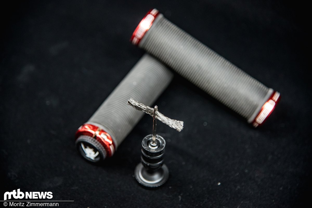Das Sahmurai Sword lässt sich ganz praktisch transportieren, indem man es einfach über einen Expander in das Lenkerende klemmt Das Sahmurai Sword lässt sich ganz praktisch transportieren, indem man es einfach über einen Expander in das Lenkerende klemmt