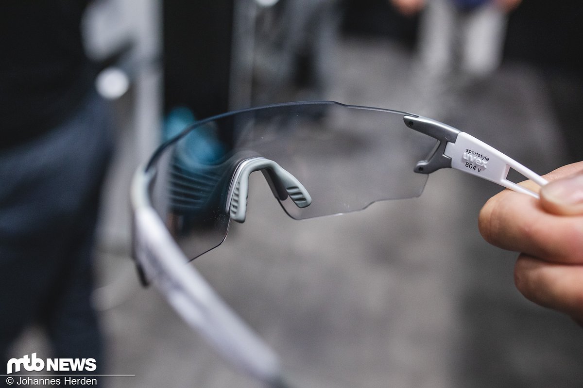 Dazu kommt die Brille mit Uvex Variomatic Technologie, mit der sich die Tönung der Gläser an die Helligkeit der Umgebung anpasst Dazu kommt die Brille mit Uvex Variomatic Technologie, mit der sich die Tönung der Gläser an die Helligkeit der Umgebung anpasst