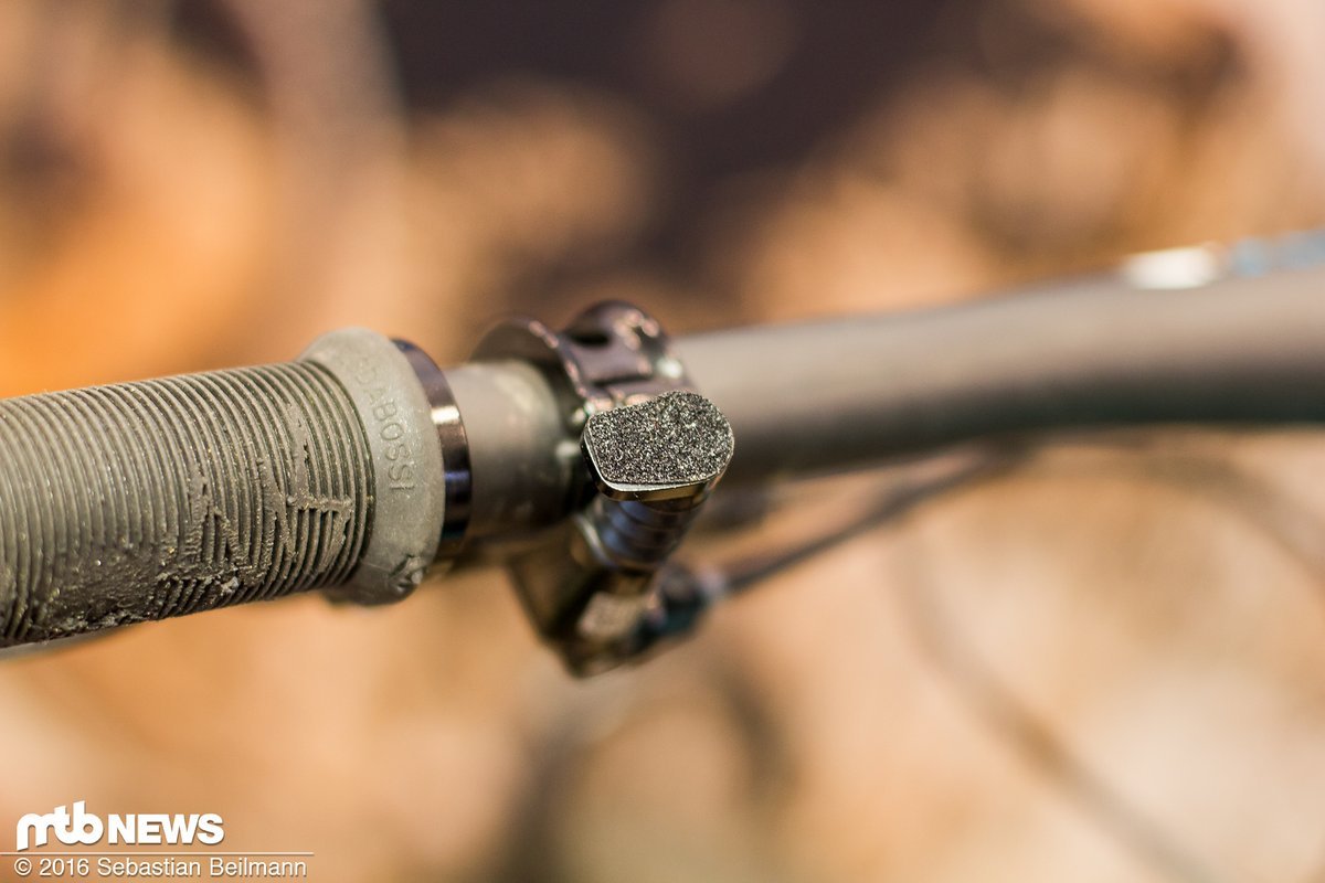 Der Kleber für den RockShox XLox Hebel für die Reverb passt perfekt und hat uns im Test am besten gefallen Der Kleber für den RockShox XLox Hebel für die Reverb passt perfekt und hat uns im Test am besten gefallen