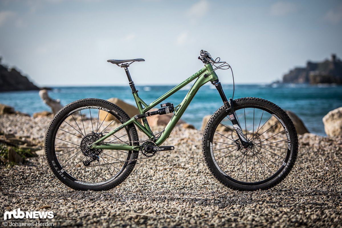 Das Alutech ICB 2.0 ist ein schickes Trailbike, das mit vielen durchdachten Detaillösungen zu überzeugen weiß Das Alutech ICB 2.0 ist ein schickes Trailbike, das mit vielen durchdachten Detaillösungen zu überzeugen weiß