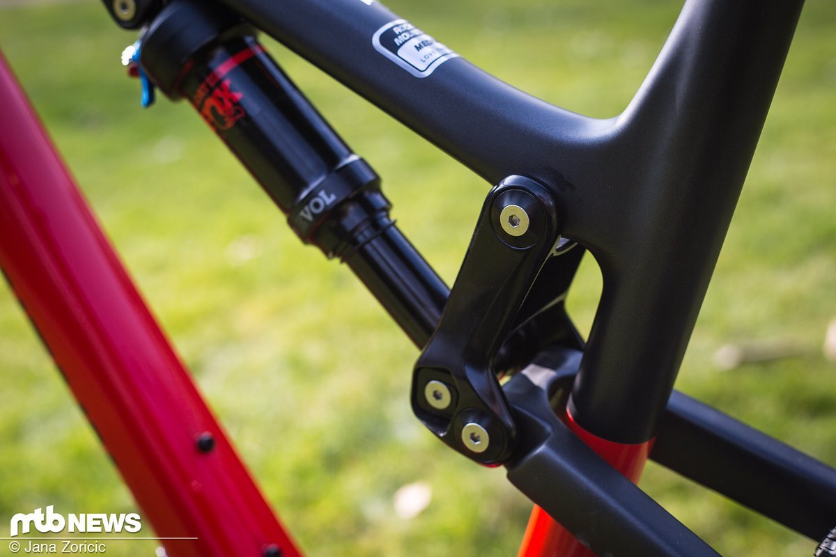 Das RIDE9-System ist an die Umlenkung gewandert, um den Dämpfer besser abstimmen zu können und die Gesamtkonstruktion des Rahmens steifer zu machen Das RIDE9-System ist an die Umlenkung gewandert, um den Dämpfer besser abstimmen zu können und die Gesamtkonstruktion des Rahmens steifer zu machen