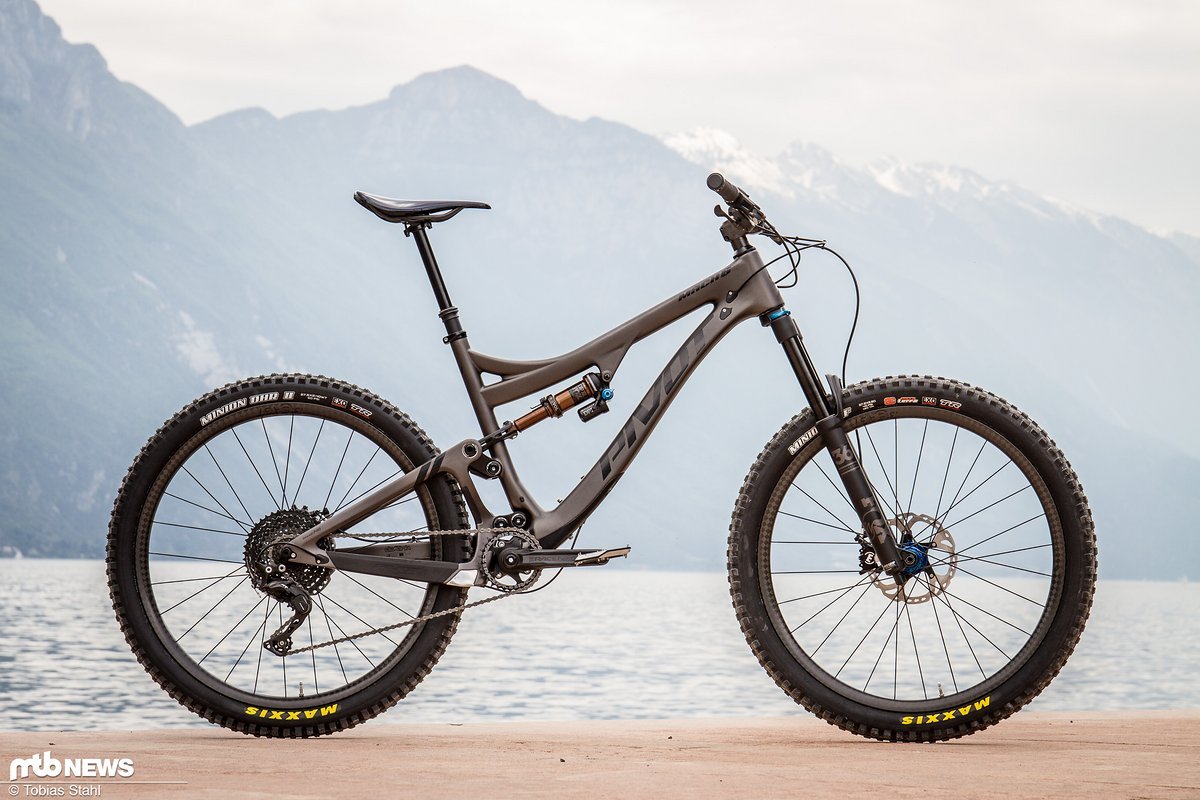 Carbon-Enduro mit allerlei BEAST Components Anbauteilen: vom neuen Laufradsatz über den bestehenden Sattel, Lenker und Vorbau ist hier teure Kohlefaser aus Dresden verbaut Carbon-Enduro mit allerlei BEAST Components Anbauteilen: vom neuen Laufradsatz über den bestehenden Sattel, Lenker und Vorbau ist hier teure Kohlefaser aus Dresden verbaut