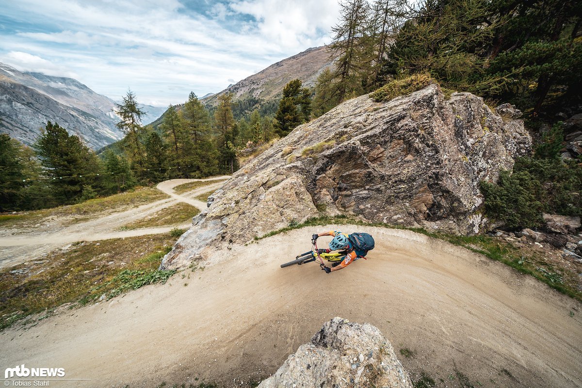 Die Kurven wurden von einem geschulten Auge zwischen die Felsen und über die Piste gelegt Die Kurven wurden von einem geschulten Auge zwischen die Felsen und über die Piste gelegt