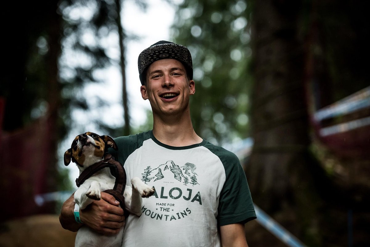 Zusammen mit seinem Hund Oreo wohnt Jasper nun im tiefsten Bayern Zusammen mit seinem Hund Oreo wohnt Jasper nun im tiefsten Bayern