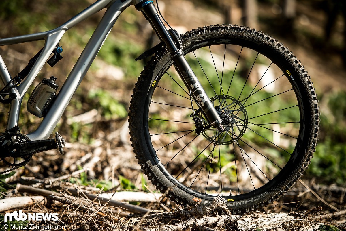 Der Mavic Deemax Elite-Laufradsatz ist sowohl in 27,5" als auch in 29" erhältlich und soll sich vor allem an Enduro- und Trailbiker richten Der Mavic Deemax Elite-Laufradsatz ist sowohl in 27,5" als auch in 29" erhältlich und soll sich vor allem an Enduro- und Trailbiker richten