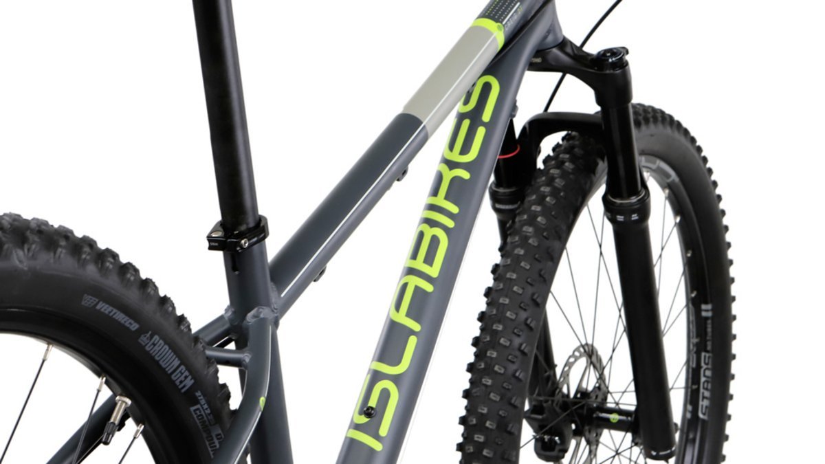 Die 24"-, 26"- und 27,5"-Varianten des Bikes sind mit einer RockShox 30 TK Federgabel ausgestattet Die 24"-, 26"- und 27,5"-Varianten des Bikes sind mit einer RockShox 30 TK Federgabel ausgestattet