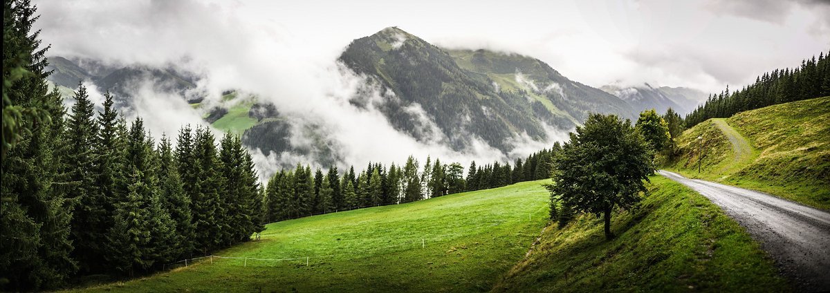 Die Ruhe vor dem Sturm? Schon am Morgen hängen die Wolken tief im Tal. In der Nacht hat es viel geregnet Die Ruhe vor dem Sturm? Schon am Morgen hängen die Wolken tief im Tal. In der Nacht hat es viel geregnet