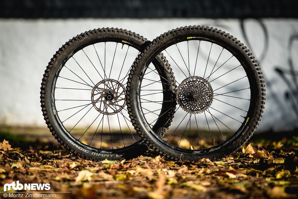 Der Mavic Deemax Elite-Laufradsatz kann sowohl mit einer ausgewogenen Fahr-Performance als auch mit einer sehr guten Haltbarkeit überzeugen Der Mavic Deemax Elite-Laufradsatz kann sowohl mit einer ausgewogenen Fahr-Performance als auch mit einer sehr guten Haltbarkeit überzeugen