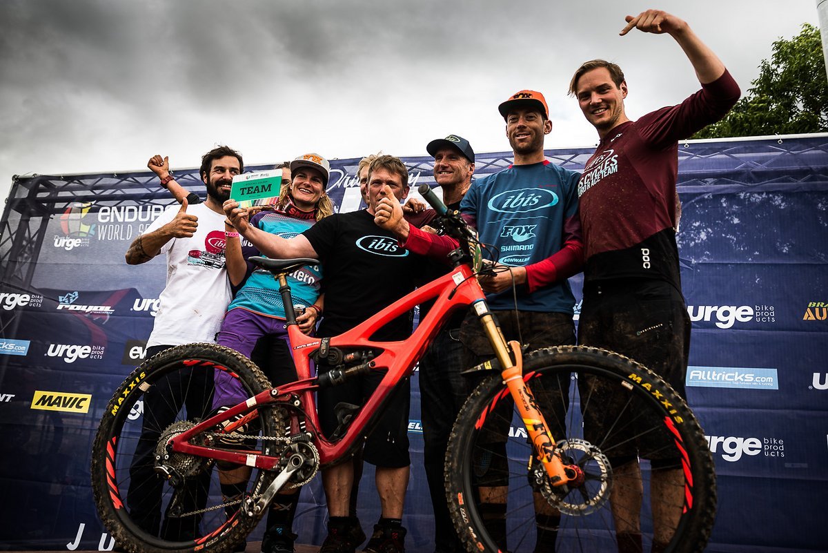 Das HD4 ist ein schnelles Gefährt. Im Team Ranking führen wir mit dem Ibis Cycles Enduro Team das Team-Ranking der EWS an Das HD4 ist ein schnelles Gefährt. Im Team Ranking führen wir mit dem Ibis Cycles Enduro Team das Team-Ranking der EWS an