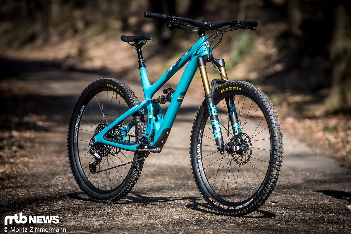 Mit 160 mm Federweg vorne, 140 mm am Heck und großen 29"-Laufrädern soll das Yeti SB5.5 auf allen Trails, die aus eigener Kraft erstrampelt und anschließend mit Maximalgeschwindigkeit unter die Stollen genommen werden, eine gute Figur machen Mit 160 mm Federweg vorne, 140 mm am Heck und großen 29"-Laufrädern soll das Yeti SB5.5 auf allen Trails, die aus eigener Kraft erstrampelt und anschließend mit Maximalgeschwindigkeit unter die Stollen genommen werden, eine gute Figur machen