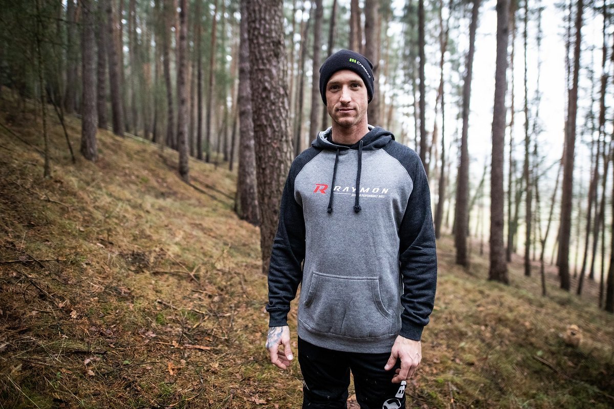 Johannes Fischbach wird die Strecken des Downhill World Cups ab sofort auf R Raymon Bikes unter die Stollen nehmen. Johannes Fischbach wird die Strecken des Downhill World Cups ab sofort auf R Raymon Bikes unter die Stollen nehmen.