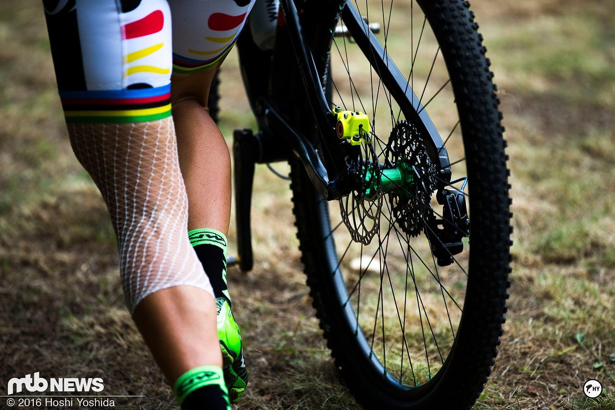 Das linke Knie von Sabine Spitz wurde vor dem Start beim Weltcup in Kanada versorgt. Das linke Knie von Sabine Spitz wurde vor dem Start beim Weltcup in Kanada versorgt.