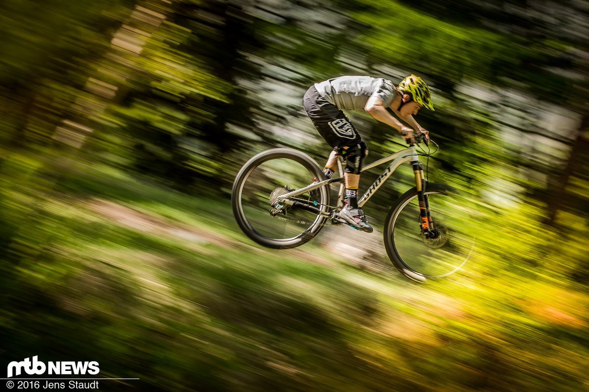 Trails, die vor einigen Jahren noch als reinrassige Downhill-Kurse durchgegangen wären, werden heutzutage immer häufiger von Trailbikes mit entsprechender Schutzbekleidung unter die Stollen genommen Trails, die vor einigen Jahren noch als reinrassige Downhill-Kurse durchgegangen wären, werden heutzutage immer häufiger von Trailbikes mit entsprechender Schutzbekleidung unter die Stollen genommen