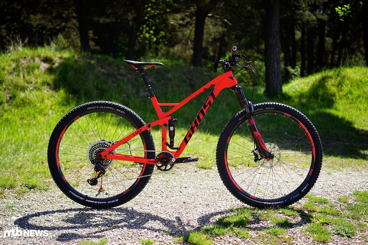 Das Ghost SL AMR 10 LC ist ein Allrounder für den All-Mountain- und Trail-Einsatz, der 130 mm Federweg vorne und hinten hat Das Ghost SL AMR 10 LC ist ein Allrounder für den All-Mountain- und Trail-Einsatz, der 130 mm Federweg vorne und hinten hat