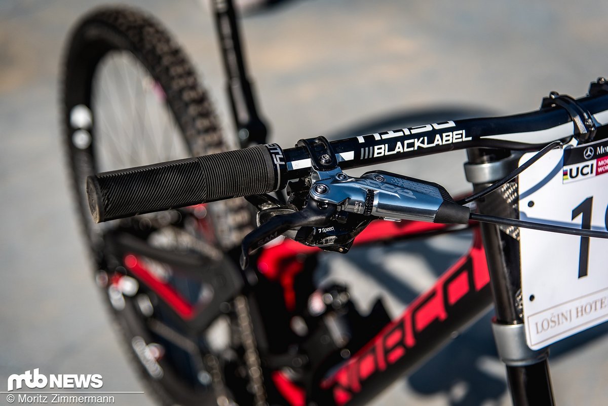 Personalisierte SRAM Code-Bremsen mit 200 mm Scheiben bringen ihn zum Stoppen Personalisierte SRAM Code-Bremsen mit 200 mm Scheiben bringen ihn zum Stoppen
